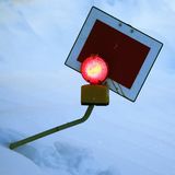 Ein auf Rot stehendes Signal im winterlichen Bahnhof von Kempten.