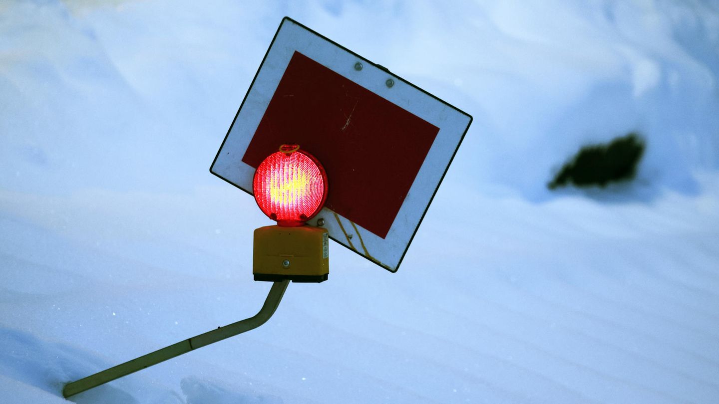 Ein auf Rot stehendes Signal im winterlichen Bahnhof von Kempten. Ein auf Rot stehendes Signal im winterlichen Bahnhof von Kempten.