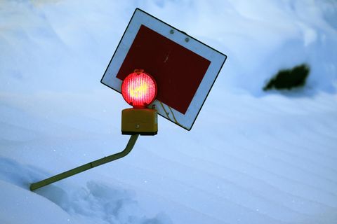 Ein auf Rot stehendes Signal im winterlichen Bahnhof von Kempten.