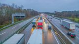 Auf spiegelglatter Fahrbahn sind bei einem schweren Verkehrsunfall in Bayern zwei Menschen ums Leben gekommen