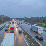 Auf spiegelglatter Fahrbahn sind bei einem schweren Verkehrsunfall in Bayern zwei Menschen ums Leben gekommen