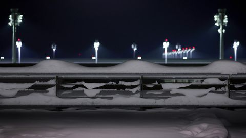 Bayern Im Schneechaos: Bilder Zeigen Störungen Bei Bahn Und Flügen ...