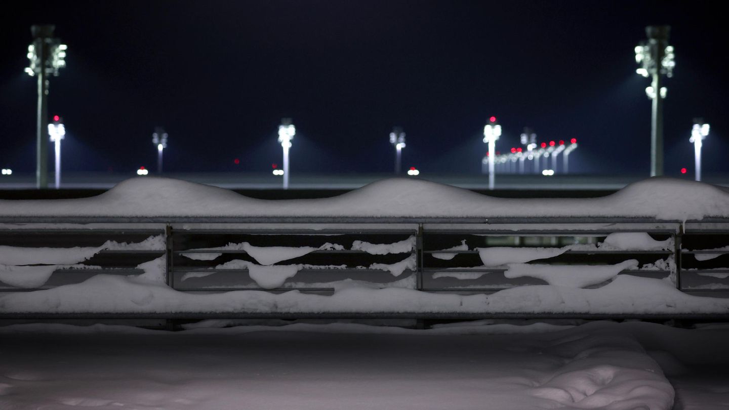 Der Flughafen München hat wie angekündigt seinen Flugbetrieb am Dienstagmorgen ausgesetzt