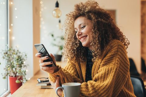 Frau mit Smartphone