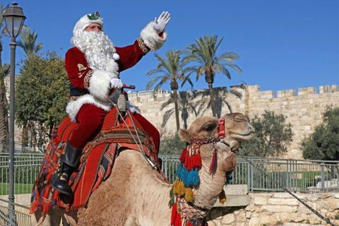 Issah Kassissieh ist der einzige zertifizierte Weihnachtsmann in Israel und dem ganzen Nahen Osten. In der Adventszeit reitet er auf einem Kamel in Jerusalem umher
