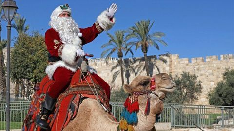 Issah Kassissieh ist der einzige zertifizierte Weihnachtsmann in Israel und dem ganzen Nahen Osten. In der Adventszeit reitet er auf einem Kamel in Jerusalem umher