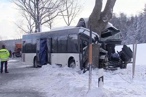 Kollision mit Winterdienstfahrzeug: Busunfall im Erzgebirge – ein Schüler stirbt, mehrere Verletzte