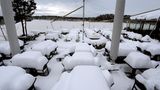 Aitrang: Tische und Stühle eines Ausflugslokals am Elbsee sind mit hohem Schnee bedeckt
