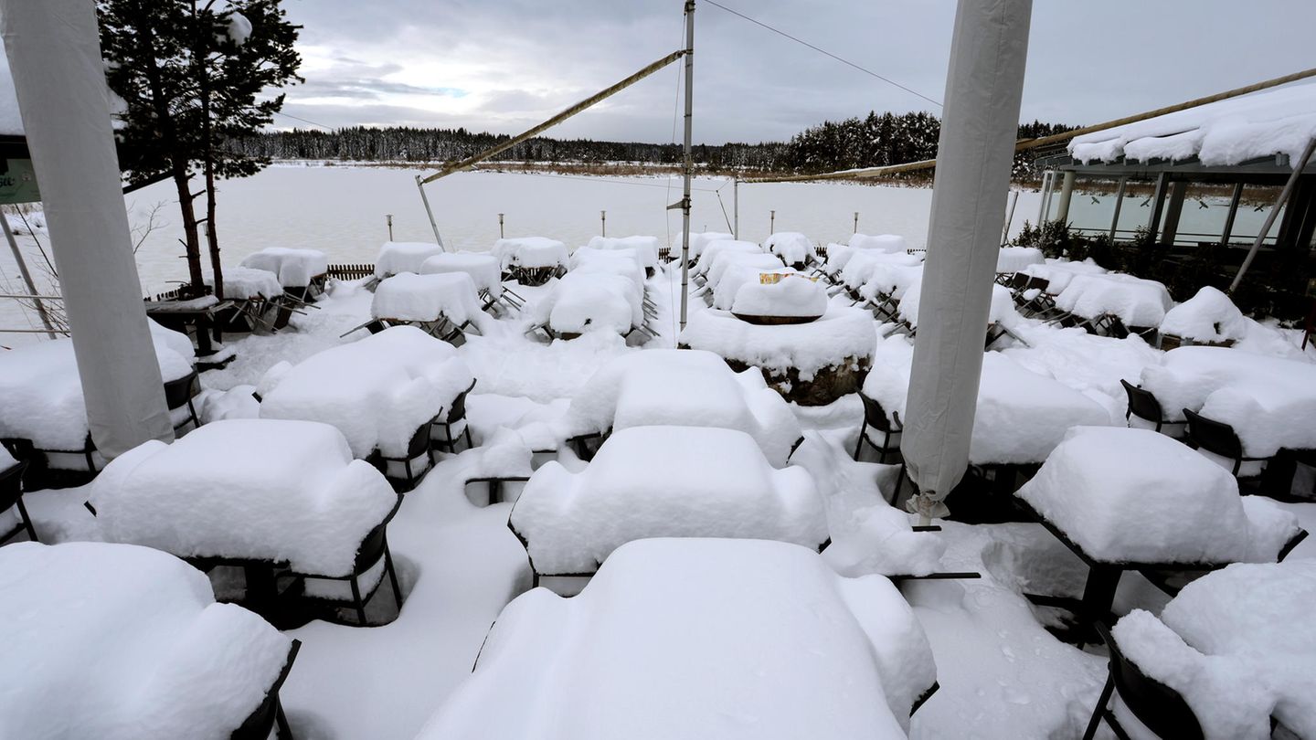Aitrang: Tische und Stühle eines Ausflugslokals am Elbsee sind mit hohem Schnee bedeckt