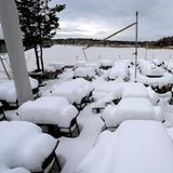 Aitrang: Tische und Stühle eines Ausflugslokals am Elbsee sind mit hohem Schnee bedeckt