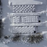 Luftaufnahme zeigen schneebedeckte Silageballen auf einem Hof in Oy-Mittelberg