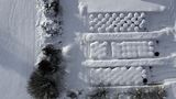 Luftaufnahme zeigen schneebedeckte Silageballen auf einem Hof in Oy-Mittelberg
