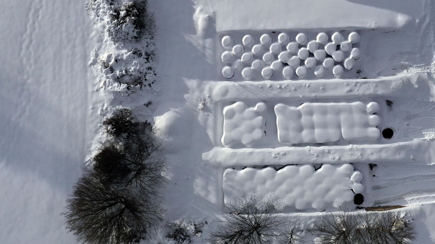Luftaufnahme zeigen schneebedeckte Silageballen auf einem Hof in Oy-Mittelberg