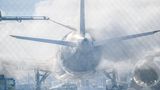 Ein Passagierflugzeug wird am Flughafen vom Eis befreit.