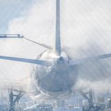 Ein Passagierflugzeug wird am Flughafen vom Eis befreit.