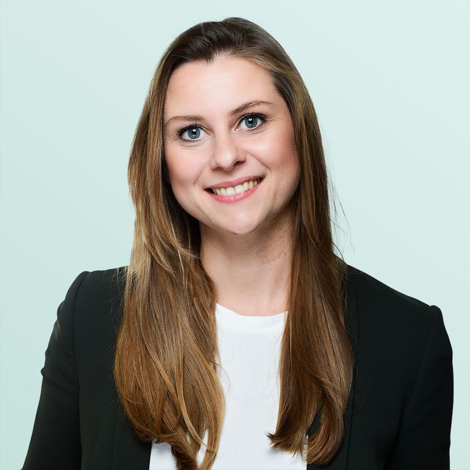 Caterina Sobania ist Diplom-Pädagogin, Rehabilitationsfachkraft und Business Coach. Sie arbeitet als Beraterin mit Schwerpunkt Betriebliches Eingliederungsmanagement im Fürstenberg Institut, das seit über 30 Jahren Unternehmen und Organisationen dabei unterstützt, die mentale Gesundheit und Leistungsfähigkeit ihrer Mitarbeitenden und Führungskräfte nachhaltig zu verbessern. Für den stern beantworten Expert*innen des Fürstenberg Instituts in loser Folge Fragen der Leser & Leserinnen. Sie haben eine Frage zum Thema Job & Mental Health? Schreiben Sie an post@fuerstenberg-institut.de