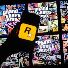 Logo von Rockstar Games auf einem Smartphone-Bildschirm und Cover der Videospielreihe Grand Theft Auto