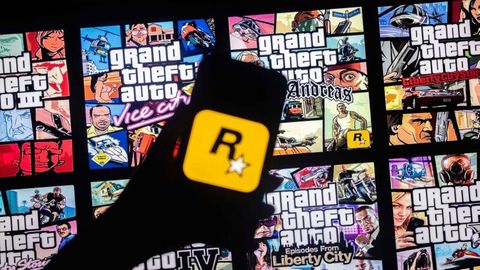 Logo von Rockstar Games auf einem Smartphone-Bildschirm und Cover der Videospielreihe Grand Theft Auto