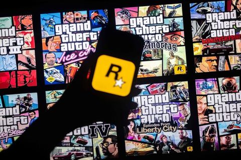 Logo von Rockstar Games auf einem Smartphone-Bildschirm und Cover der Videospielreihe Grand Theft Auto