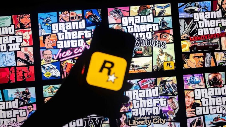 Logo von Rockstar Games auf einem Smartphone-Bildschirm und Cover der Videospielreihe Grand Theft Auto