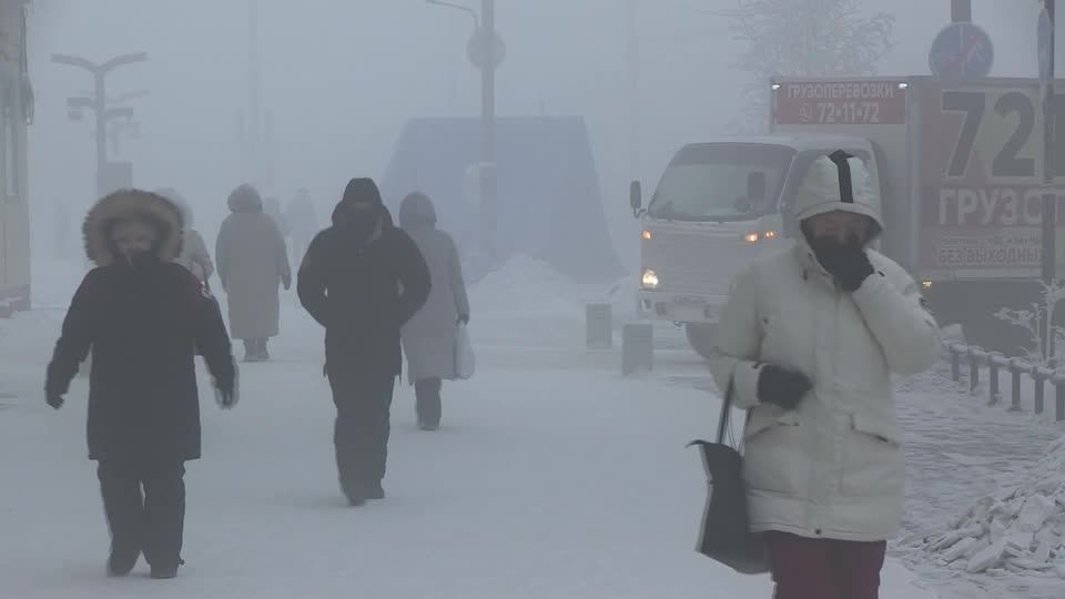 Video: Warme Kleidung und gute Laune: So lebt es sich bei -58 Grad Celsius Video: Warme Kleidung und gute Laune: So lebt es sich bei -58 Grad Celsius