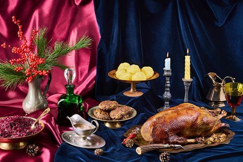 Ein üppiges Weihnachtsessen mit Gänsebraten