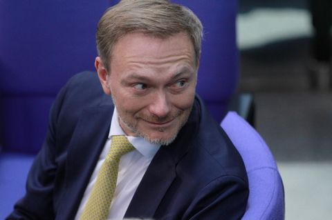 Finanzminister Christian Lindner, ein Mann mit Krawatte und Anzug, dreht sich auf einem Stuhl um