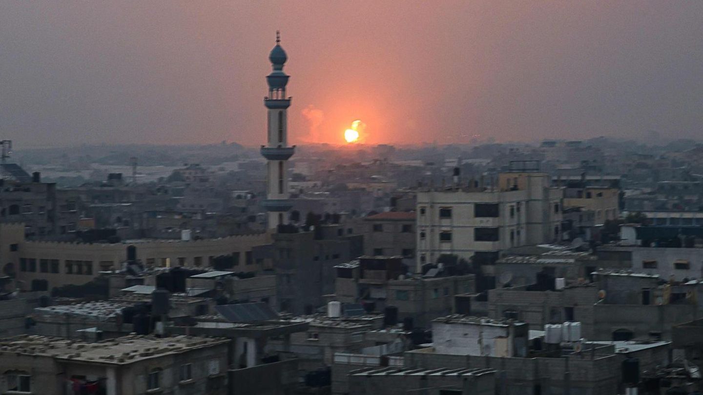 Israel News: Israeli soldiers encircle Khan Yunis in southern Gaza