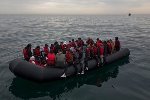 Ein Schlauchboot treibt mit etwa 50 Migranten in englischen Gewässern