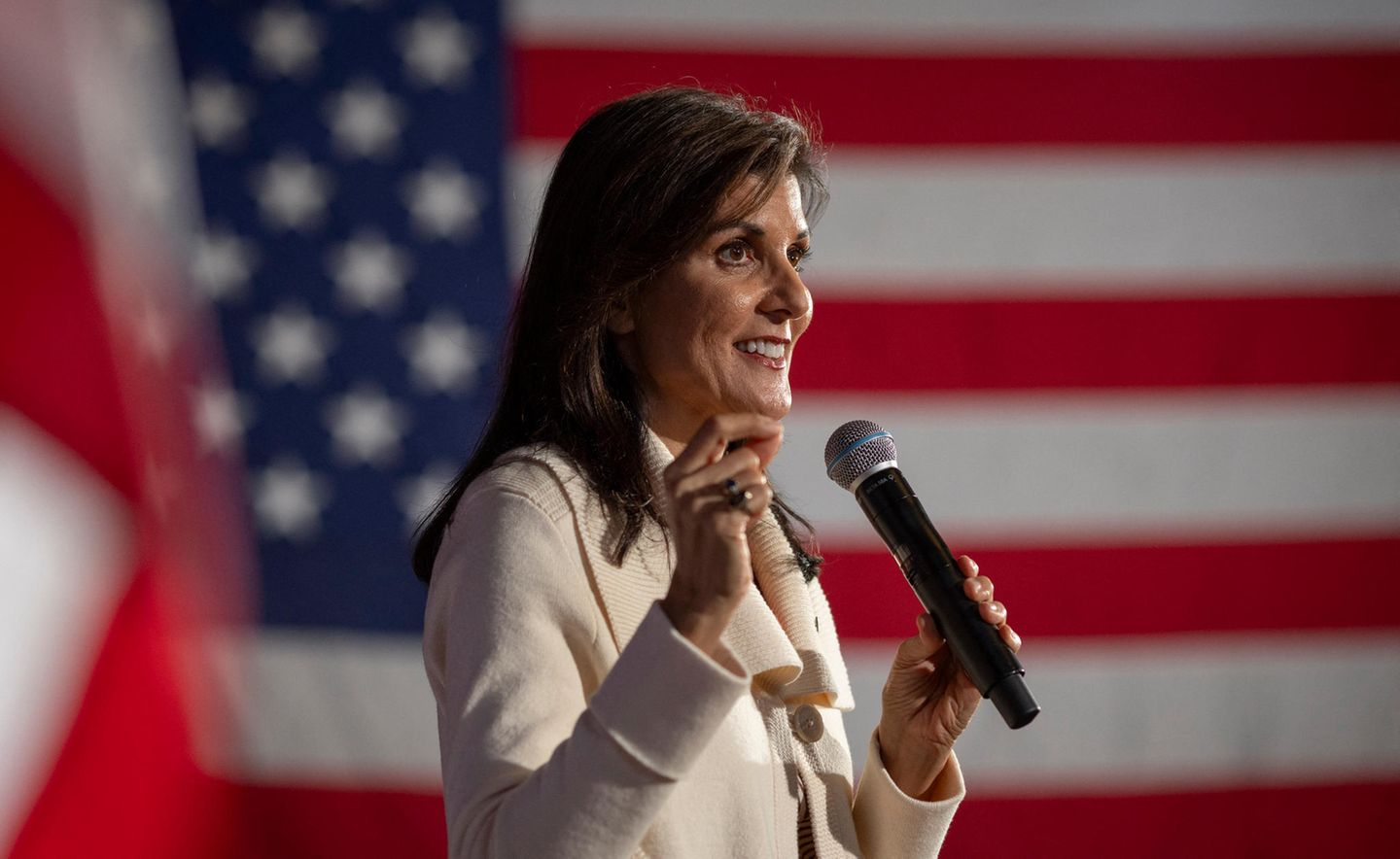 Nikki Haley, eine Frau mit langen schwarzen Haaren, bei einer Wahlkampfveranstaltung Nikki Haley, eine Frau mit langen schwarzen Haaren, bei einer Wahlkampfveranstaltung