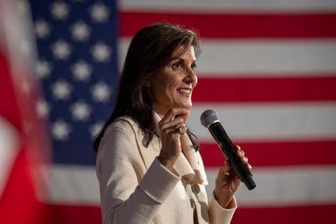 Nikki Haley, eine Frau mit langen schwarzen Haaren, bei einer Wahlkampfveranstaltung