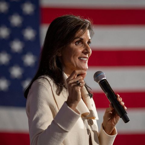 Nikki Haley, eine Frau mit langen schwarzen Haaren, bei einer Wahlkampfveranstaltung