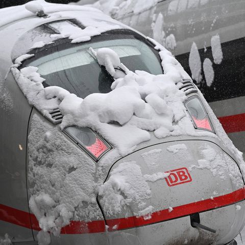 Lahmgelegt: Der Wintereinbruch sorgte vor allem im Süden teils massive Ausfälle im Zugverkehr