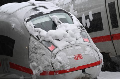 Lahmgelegt: Der Wintereinbruch sorgte vor allem im Süden teils massive Ausfälle im Zugverkehr