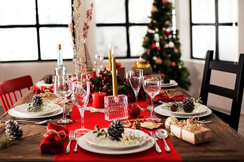 Tisch für das Weihnachtsessen serviert