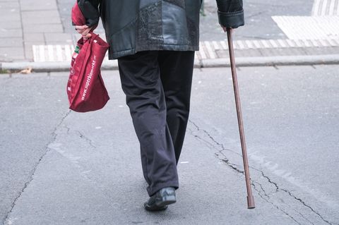 Ein Mann mit Gehstock, Symbolbild für die Debatte um das Bürgergeld