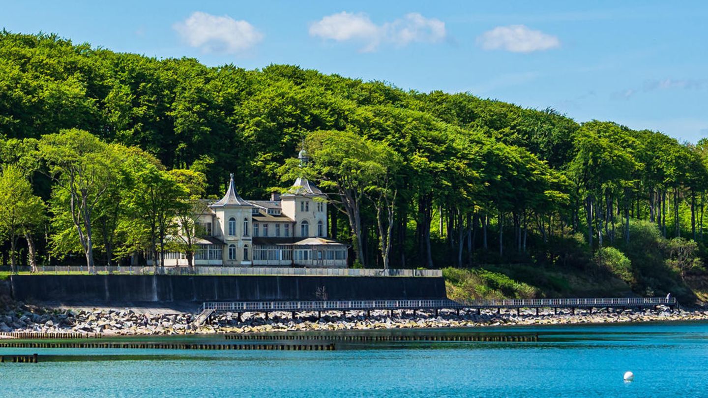 Das Alexandrien-Cottage steht in einem privaten Park direkt an der Ostsee