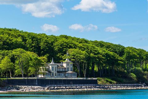 Das Alexandrien-Cottage steht in einem privaten Park direkt an der Ostsee