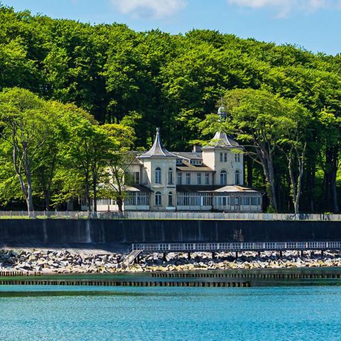 Das Alexandrien-Cottage steht in einem privaten Park direkt an der Ostsee