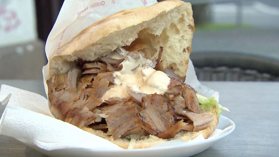 Steigende Preise: Fleisch-Produzent fordert 10-Euro-Döner: Experte berechnet, welcher Preis angemessen wäre Steigende Preise: Fleisch-Produzent fordert 10-Euro-Döner: Experte berechnet, welcher Preis angemessen wäre