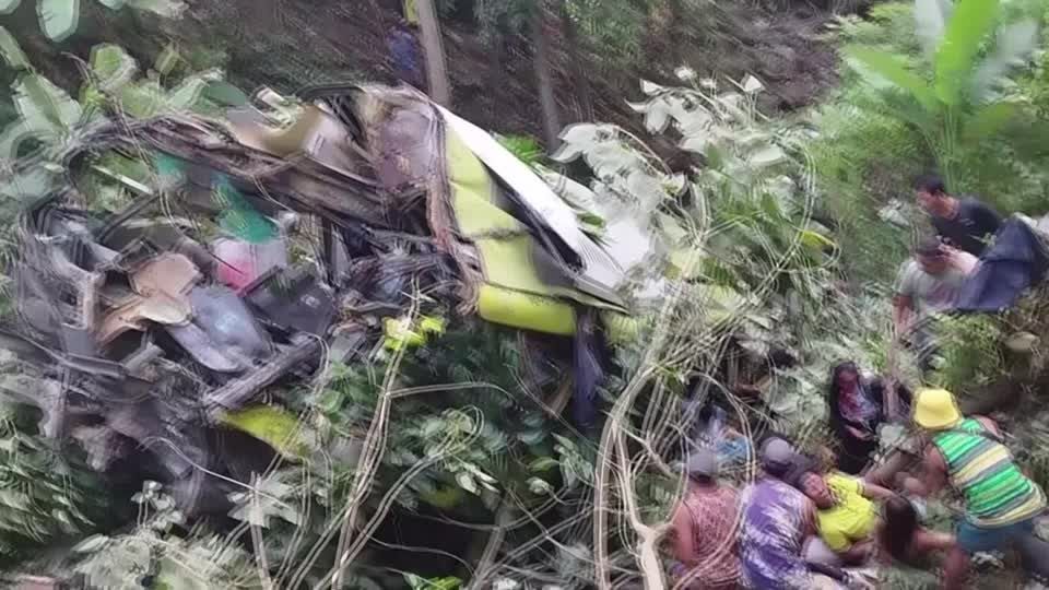 Video: Bus stürzt in Schlucht auf den Philippinen - viele Tote Video: Bus stürzt in Schlucht auf den Philippinen - viele Tote