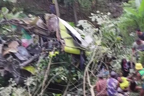 Video: Bus stürzt in Schlucht auf den Philippinen - viele Tote