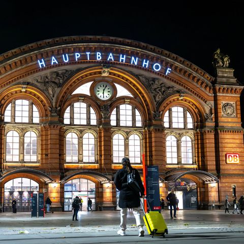 Menschen laufen über den Vorplatz des Bahnhofs in Bremen