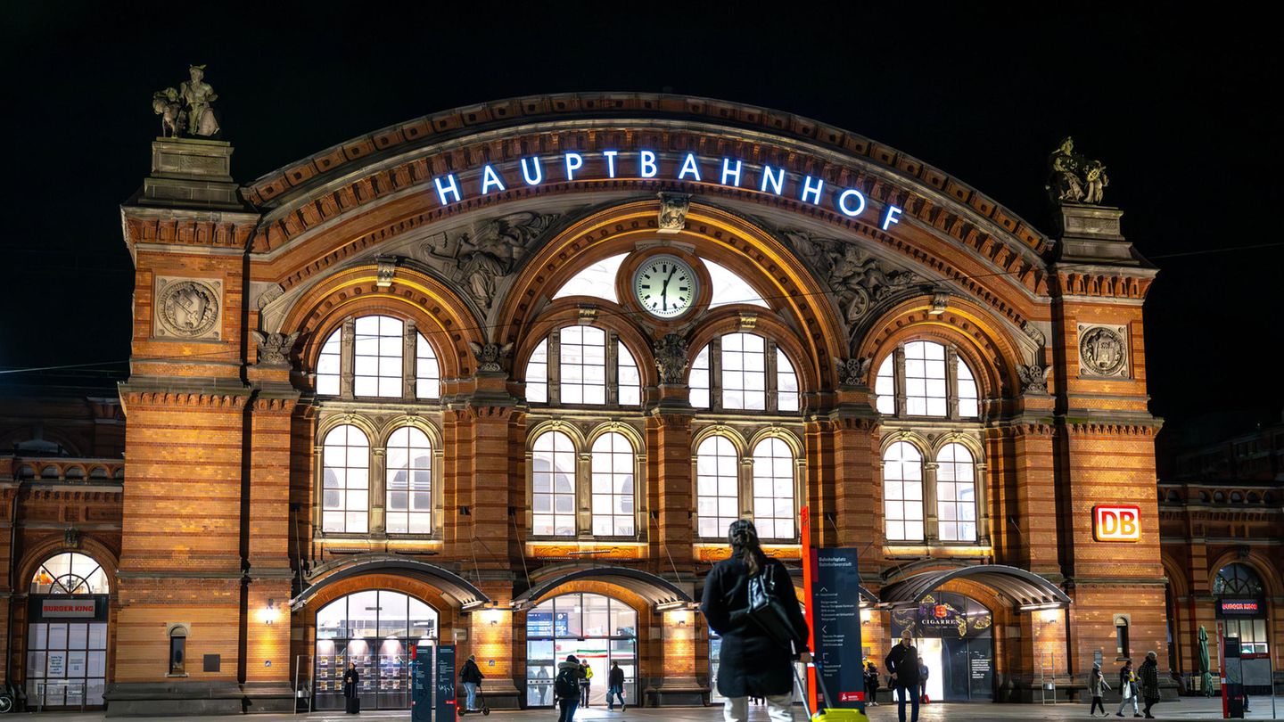 Menschen laufen über den Vorplatz des Bahnhofs in Bremen