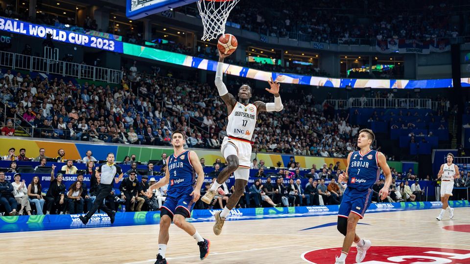 Dennis Schröder macht einen Korb