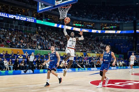 Dennis Schröder macht einen Korb