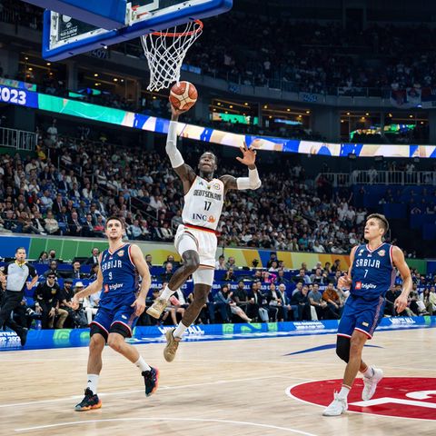 Dennis Schröder macht einen Korb