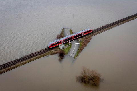 Nur die Bahnstrecke steht nicht unter Wasser