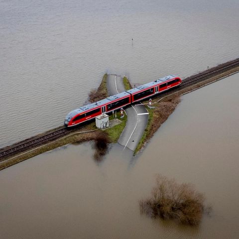 Nur die Bahnstrecke steht nicht unter Wasser