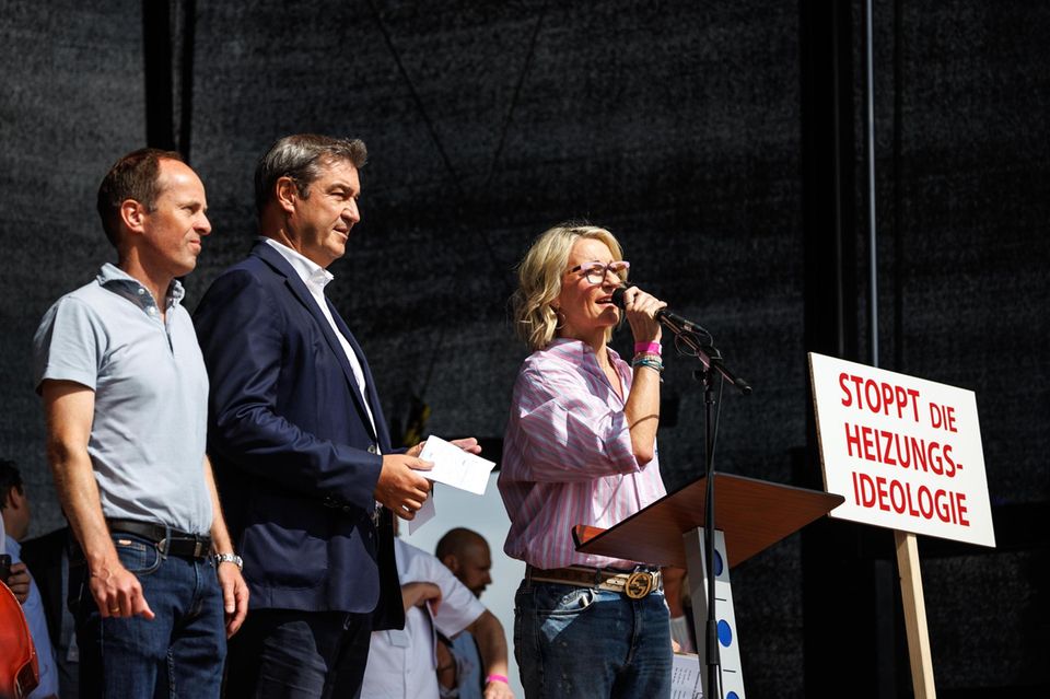 Monika Gruber steht mir Markus Söder auf der Bühnen gegen das Heizungsgesetz Monika Gruber steht mir Markus Söder auf der Bühnen gegen das Heizungsgesetz